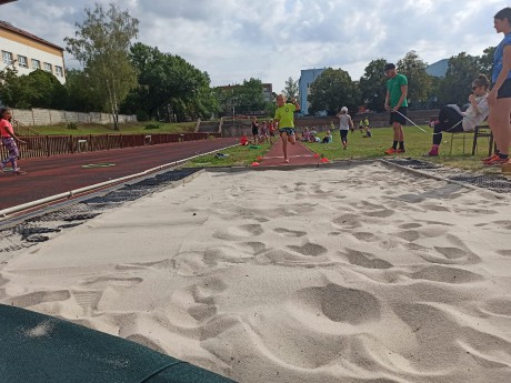 AE49DE6B-35DD-4918-BEF5-0B5EE3AF4CC0